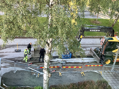 Tre gubbar tittar på gatan