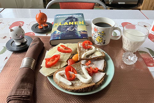 Två mjuka mackor och en hård mjölk kaffe Hopptisarna och Klanen