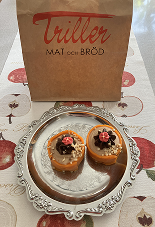 Två orange Noisette på silverbricka Trillerpåse