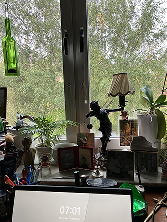 Utsikt från arbetsrumsfönstret gula blad i björken utanför