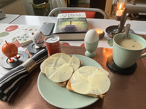 Hemmalunch med Hopptisarna rostat bröd ägg Varma koppen kantarell tända ljus o Gråterskan