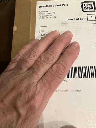 Min hand på paket