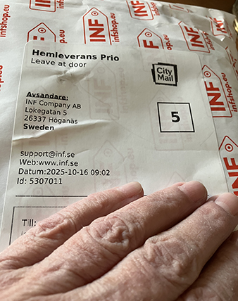 Min hand på vit postpåse