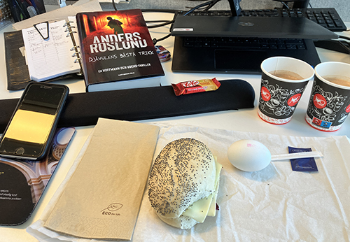 Skrivbordslunch på jobbet m varm choklad macka ägg Djävulens bästa trick och kitkat peanutbutter