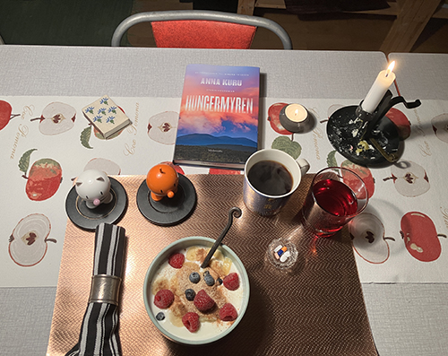 Tisdagsfrukost med tända ljus o kökslampa Hopptisarna Hungermyren