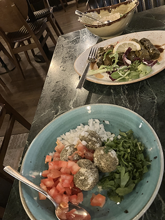 Ostbollar dolmar och baba Ganoush Byblos