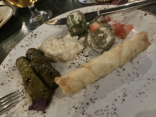 Dolmar Baba Ganoush ostbollar och friterad oststång Byblos