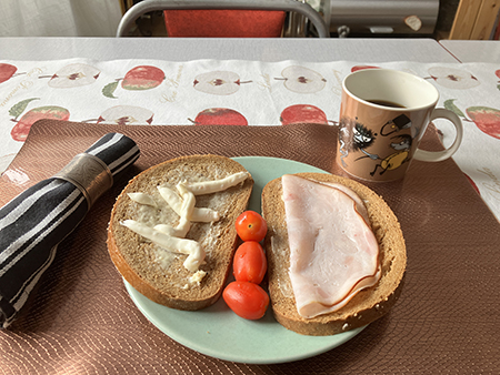 Smörgås småtomater o kaffe