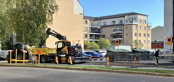 Avstängt tillfälligt in till stora parkeringen pga vägarbete