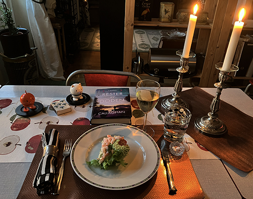 En halv bit smörgåstårta vitt vin Hopptisarna Rester av döden tända ljus En halv bit smörgåstårta vitt vin Hopptisarna Rester av döden tända ljus