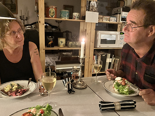 FEM och Finske Pinnen vid köksbordet