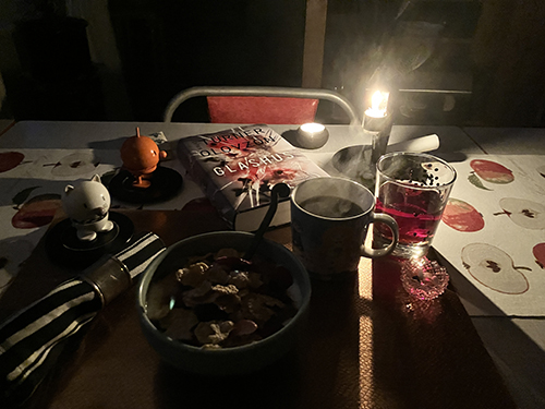 Fredagsfrukost med tända ljus hett kaffe Hopptisarna o Glashus