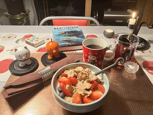 Frukost med jordgubbar i filen Hopptisarna Kräftskivan o tända ljus