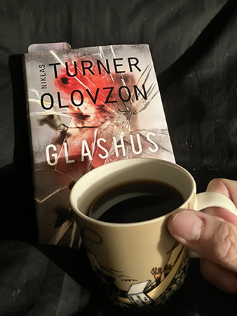 Glashus och kaffe på sängen