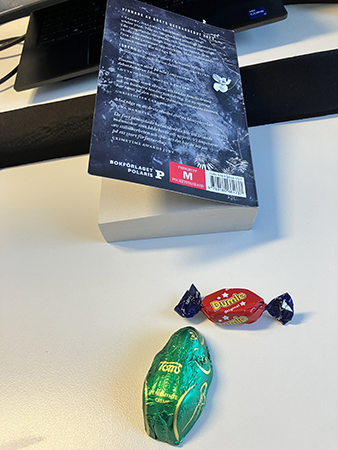 Godis från Lars och ihopslagen bok