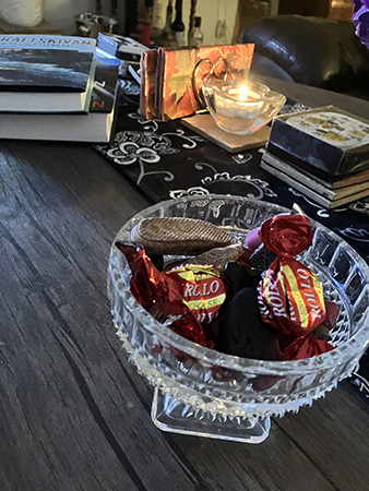 Godisskål och böcker på vardagsrumsbordet