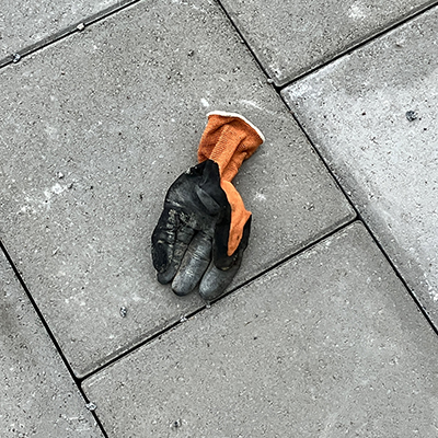 Handske på stenplattor