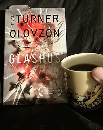 Kaffe på sängen och boken Glashus