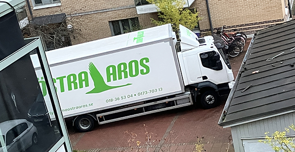 Östra Aros flyttbil på gården