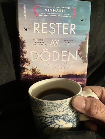 Rester av döden o kaffe på sängen svarta lakan