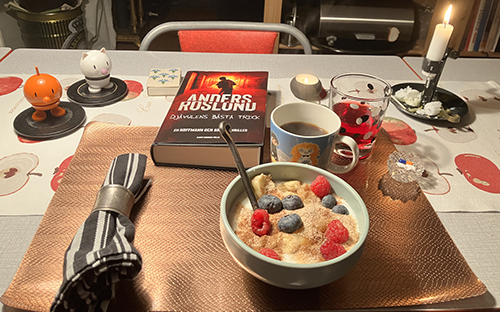 Tisdagsfrukost med tända ljus Hopptisarna fil med bär och Djävulens bästa trick Tisdagsfrukost med tända ljus Hopptisarna fil med bär och Djävulens bästa trick