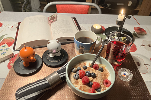 Torsdagsfrukost med Hopptisarna uppslagen bok tända ljus fil med bär