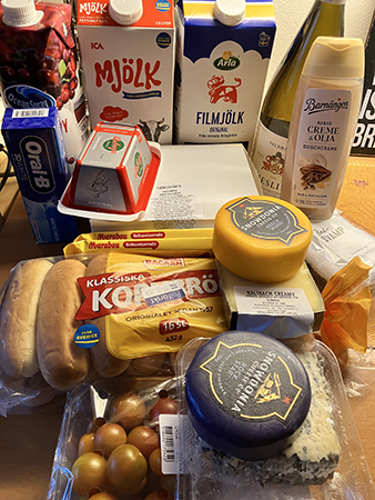 Tranbärsdryck mjölk fil choklad Riesling tandkräm pastej smörgåstårta i låda tomater ostar duschcrème korvbröd svamp