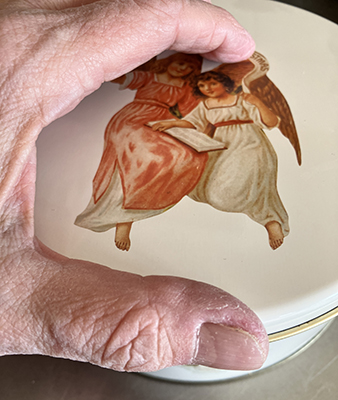 Änglaburk med min hand på