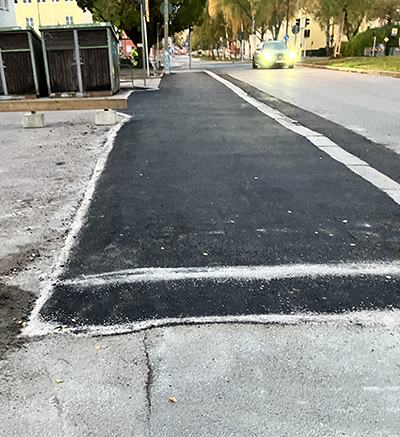 Gamla busshållplatsen sista biten asfalterad