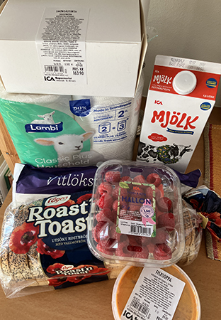 Låda m smörgåstårta hushållspappar mjölk hallon bröd fisksoppa