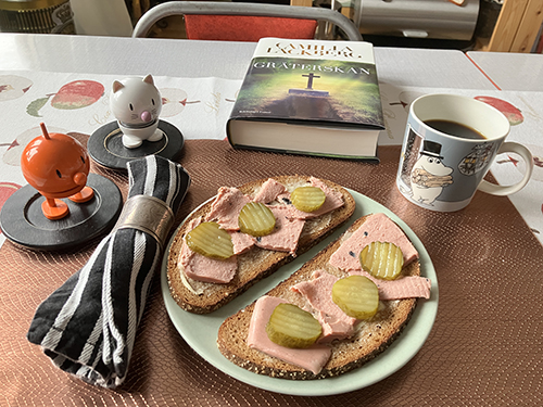 Lördagsfrukost leverpastejmackor Hopptisarna o Gråterskan