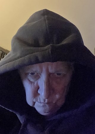 Selfie med svart luva