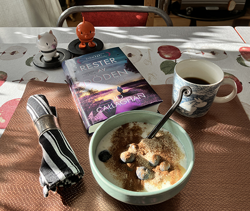 Filfrukost vid soligt köksbord med Hopptisarna o Rester av döden