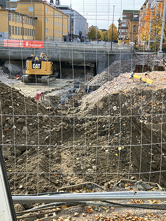 Grävmaskin gräver tunnel under järnvägsspåret St Olof 17 okt 2025