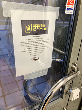 Informationslapp från Uppsala kommun på husets dörr