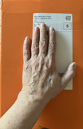 Min hand på orange Bokuspaket