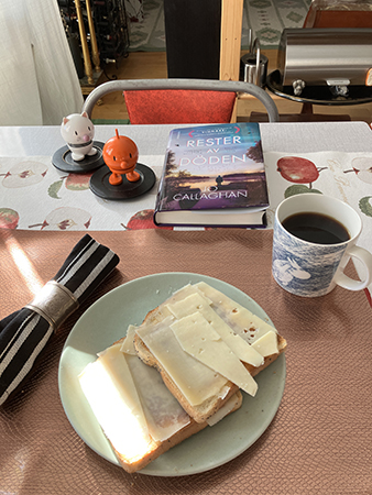 Rostat bröd o kaffe med Hopptisarn o Rester av döden