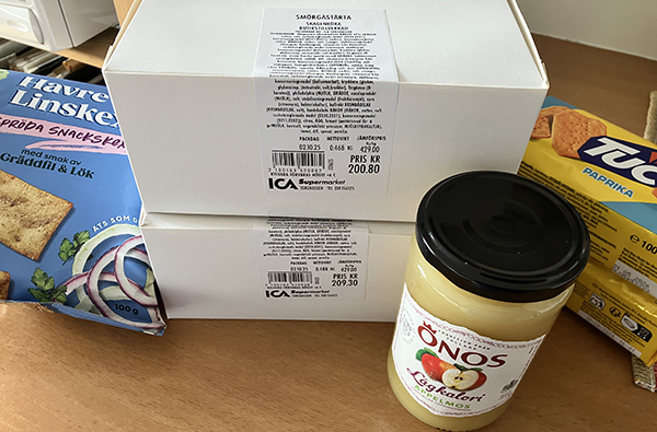 Två bitar smörgåstårta kex och äpplemos