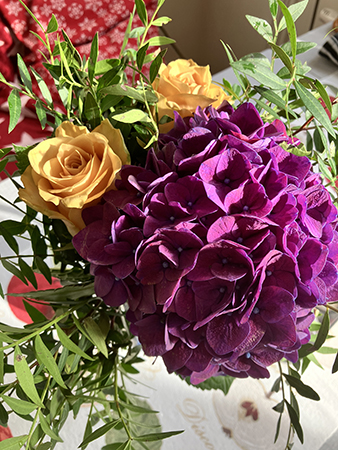 Orange rosor och lila hortensia från Nya Björck Blomsterhandel