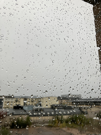 Regn på vardagsrumsfönstret