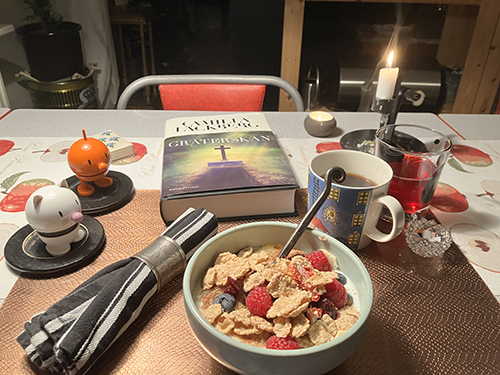 Torsdagsfrukost fil med bär o flingor Hopptisarna o Gråterskan