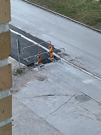 Busshållplatsarbetet utanför efter fyra veckor gamla hållplatsen