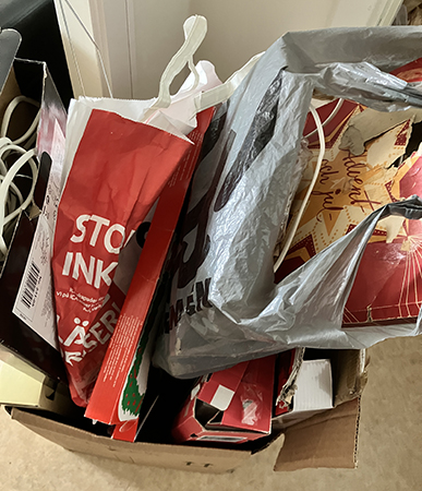 En låda adventsljusstakar o stjärnor