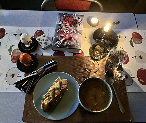 Fisksoppa och vitlöksbaguette Hopptisarna ett glas vitt vin Glashus och tända ljus