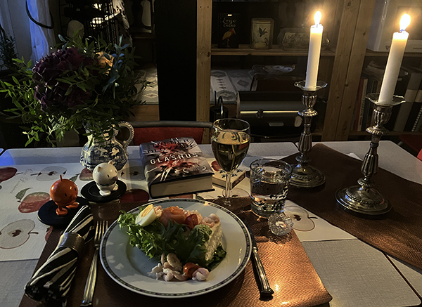 Fredagssmörgåstårta från Torgkassen Hopptisarna Glasbur vitt vin tända ljus