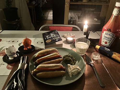 Grillade kycklingkorvar med bröd Hopptisarna tända ljus och Isberg