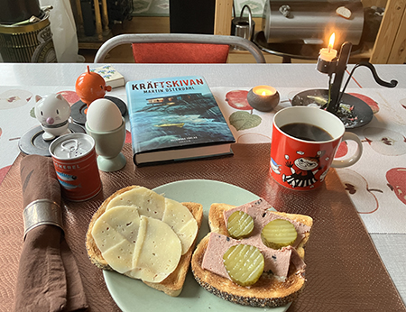 Hemmalunch med rostade mackor ägg Hopptisarna Kräftskivan o tända ljus