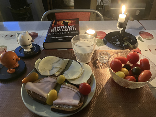 Hopptisarna mackor tomater tända ljus mjölk Djävulens bästa trick