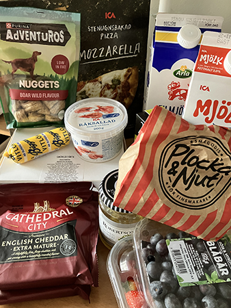 Hundgodis pizza fil mjölk vitlökssmör godis räksallad ost smörgåstårta bär marmelad