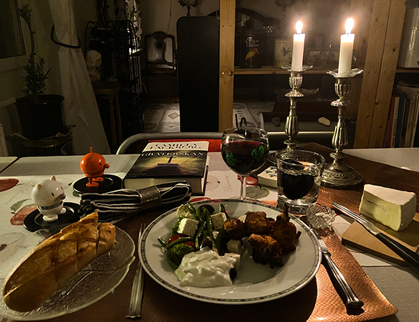 Kolgrillad kyckling grönsaker tztaziki bröd Hopptisarna Gråterskan tända ljus rödvin ost